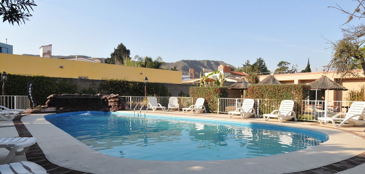 Piscina y parque del Hotel Casanostra